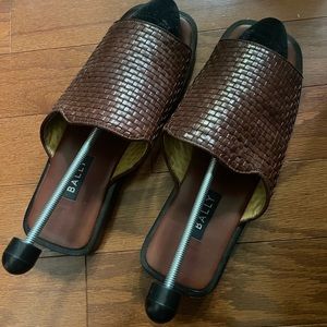 Bally men’s slip on classic brown leather basket weave. Great condition 8 1/2.